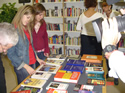 Estudiantes de la UA consultando los libros